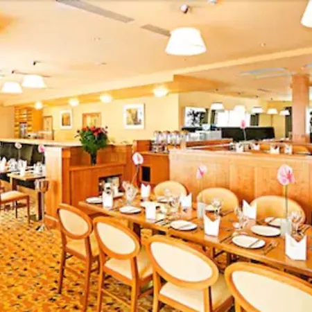 Maldron & Leisure Centre Hotel 3*