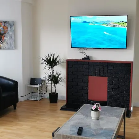 New Refurbished 2 Bedroom Detached House Holiday home *