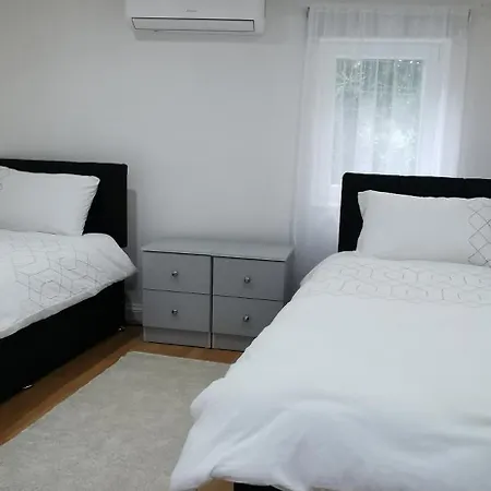 New Refurbished 2 Bedroom Detached House Holiday home