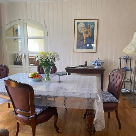 House Six Bed 4km From Centre Holiday home